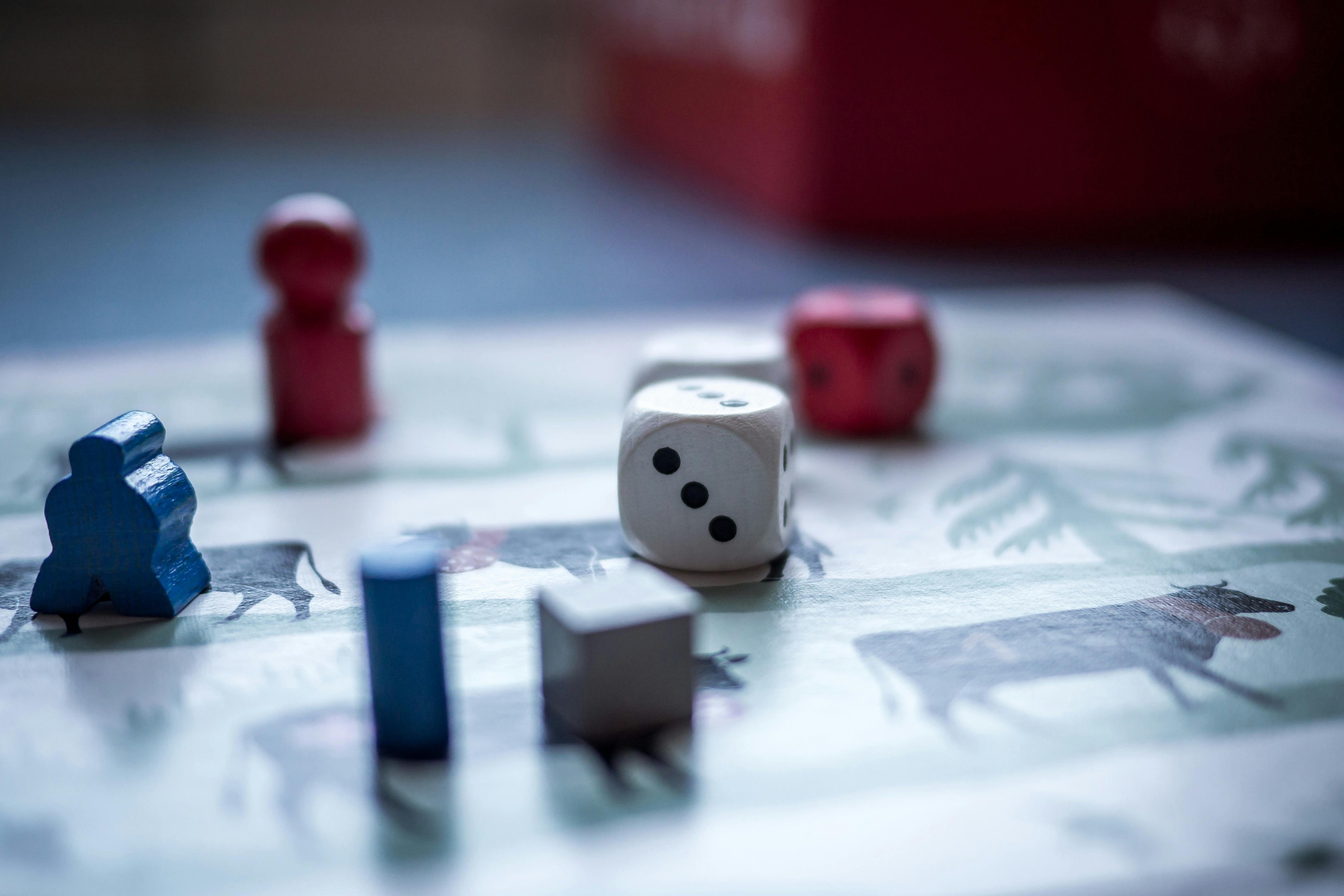 Kartu strategi dasar blackjack menunjukkan tabel keputusan untuk permainan optimal